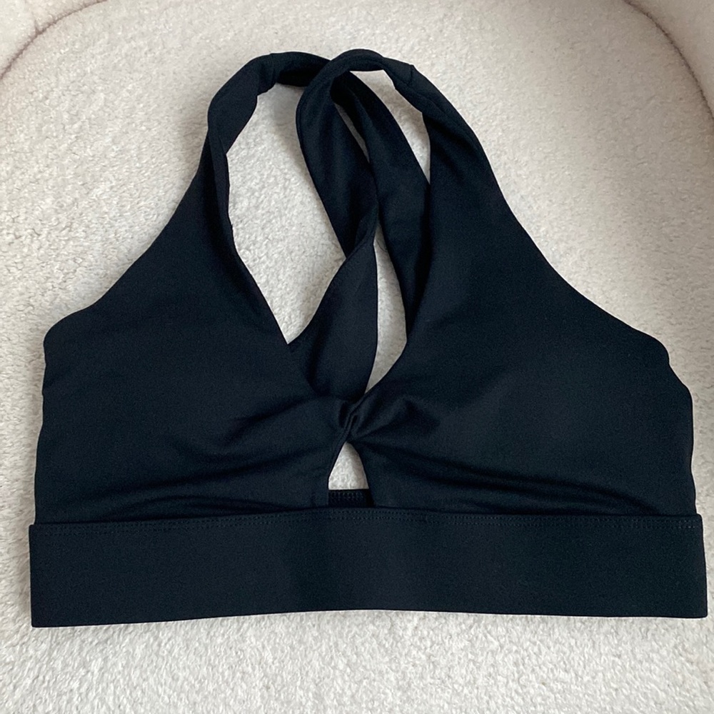 Fabletics Oasis Twist Sports Bra in Black